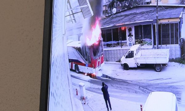 Belediye otobüsünde yangın!